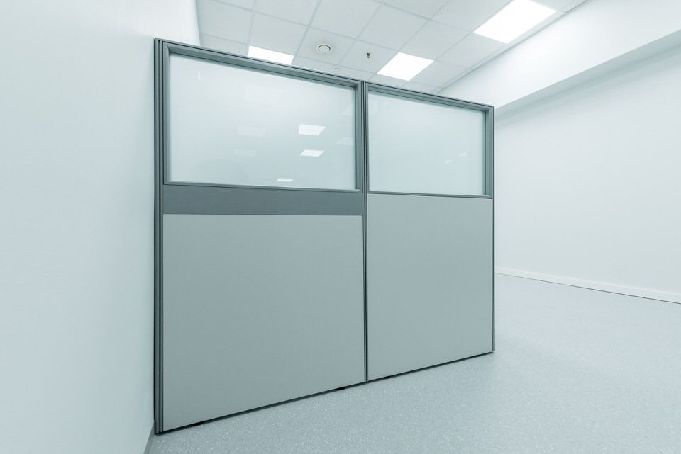 Рабочие станции с экранами и кабель-каналом, общий вид — Группа компаний CSoft