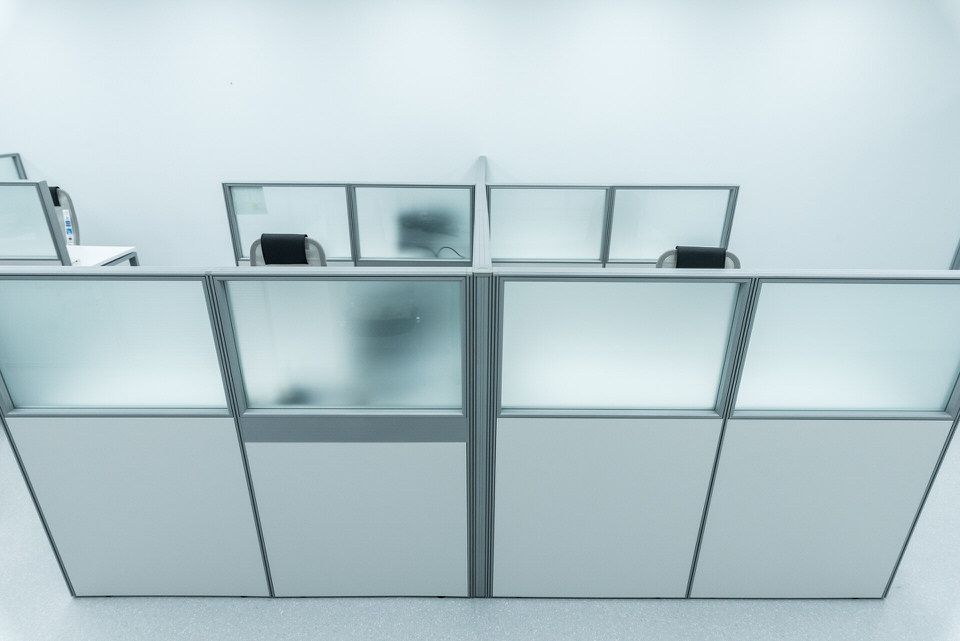 Рабочий кабинет с перегородками, два монитора, общий план — Группа компаний CSoft