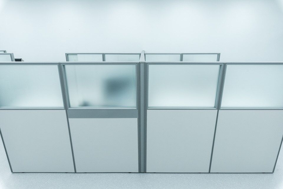 Ряд рабочих мест, перегородки и мебель, общий план — Группа компаний CSoft