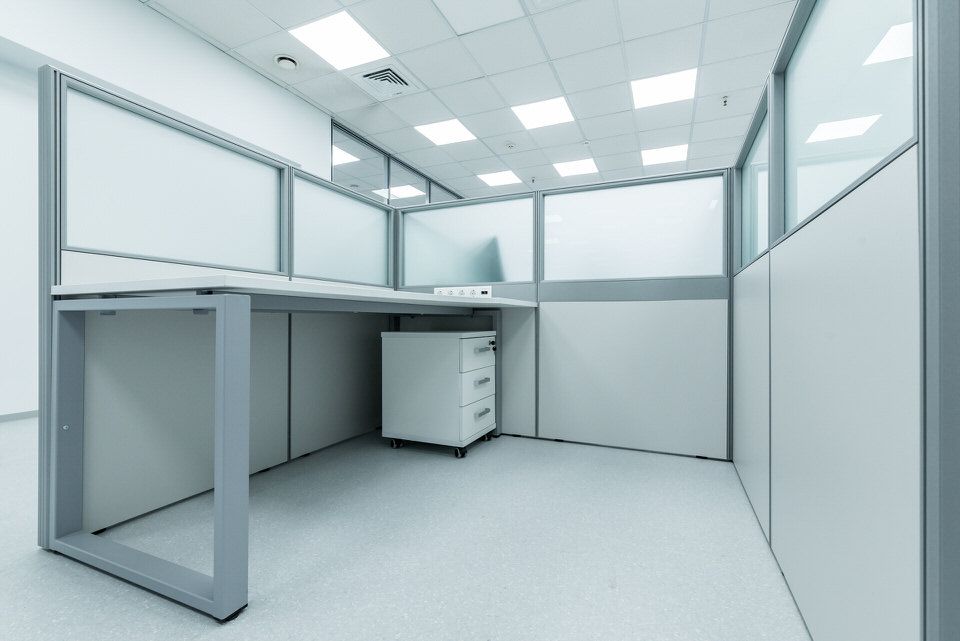 Стеклянная перегородка с жалюзи, фрагмент — Группа компаний CSoft