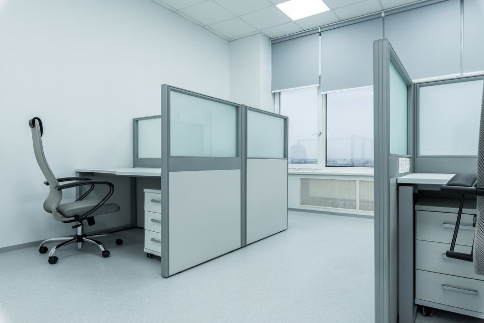 Стеклянные двери с жалюзи в офисной перегородке — Группа компаний CSoft