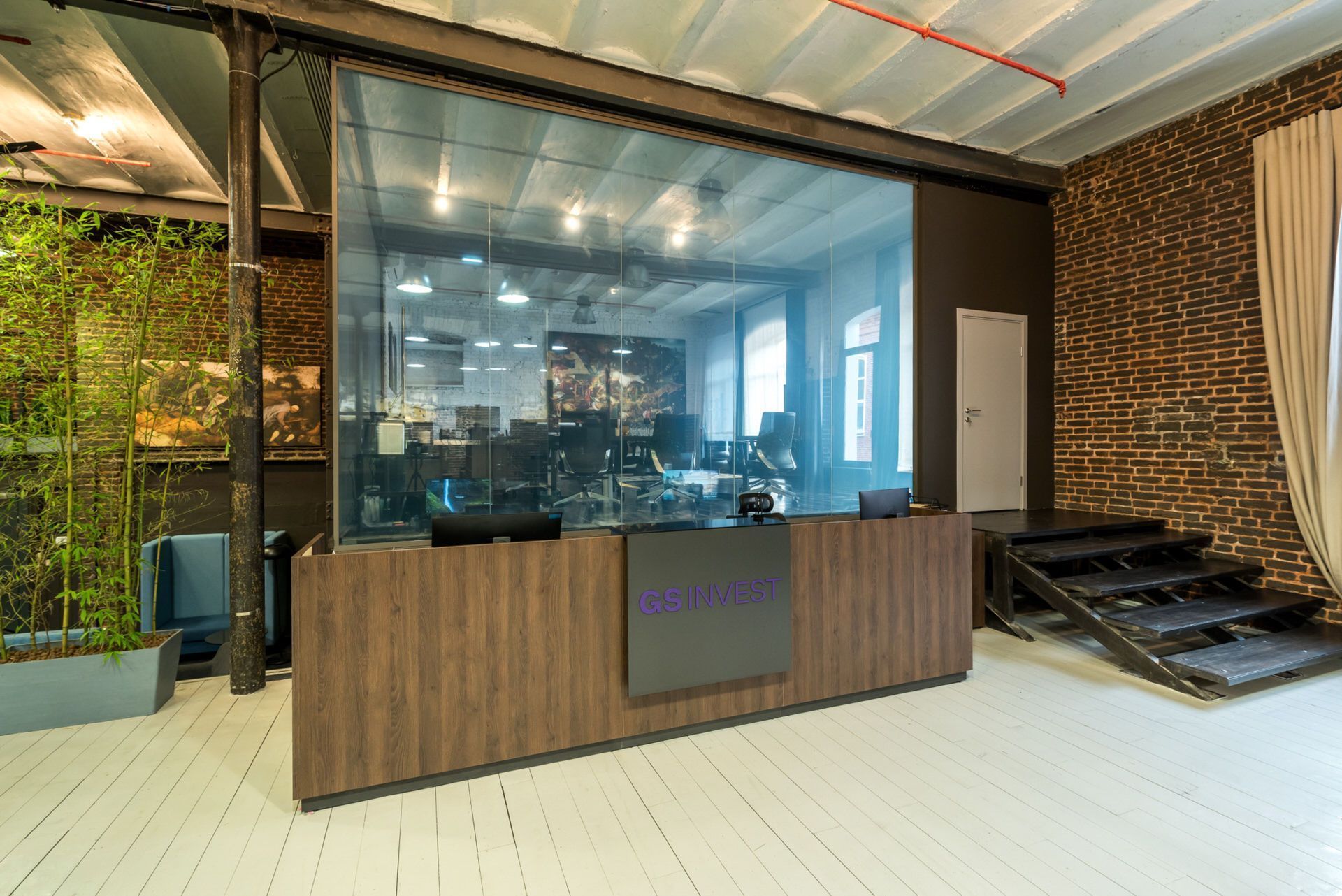 Переговорная в стиле лофт за стеклянной перегородкой, общий вид