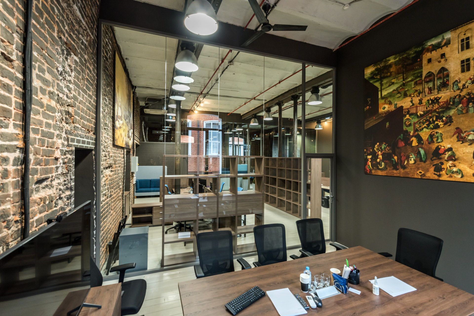 Переговорная в стиле лофт за стеклянной перегородкой