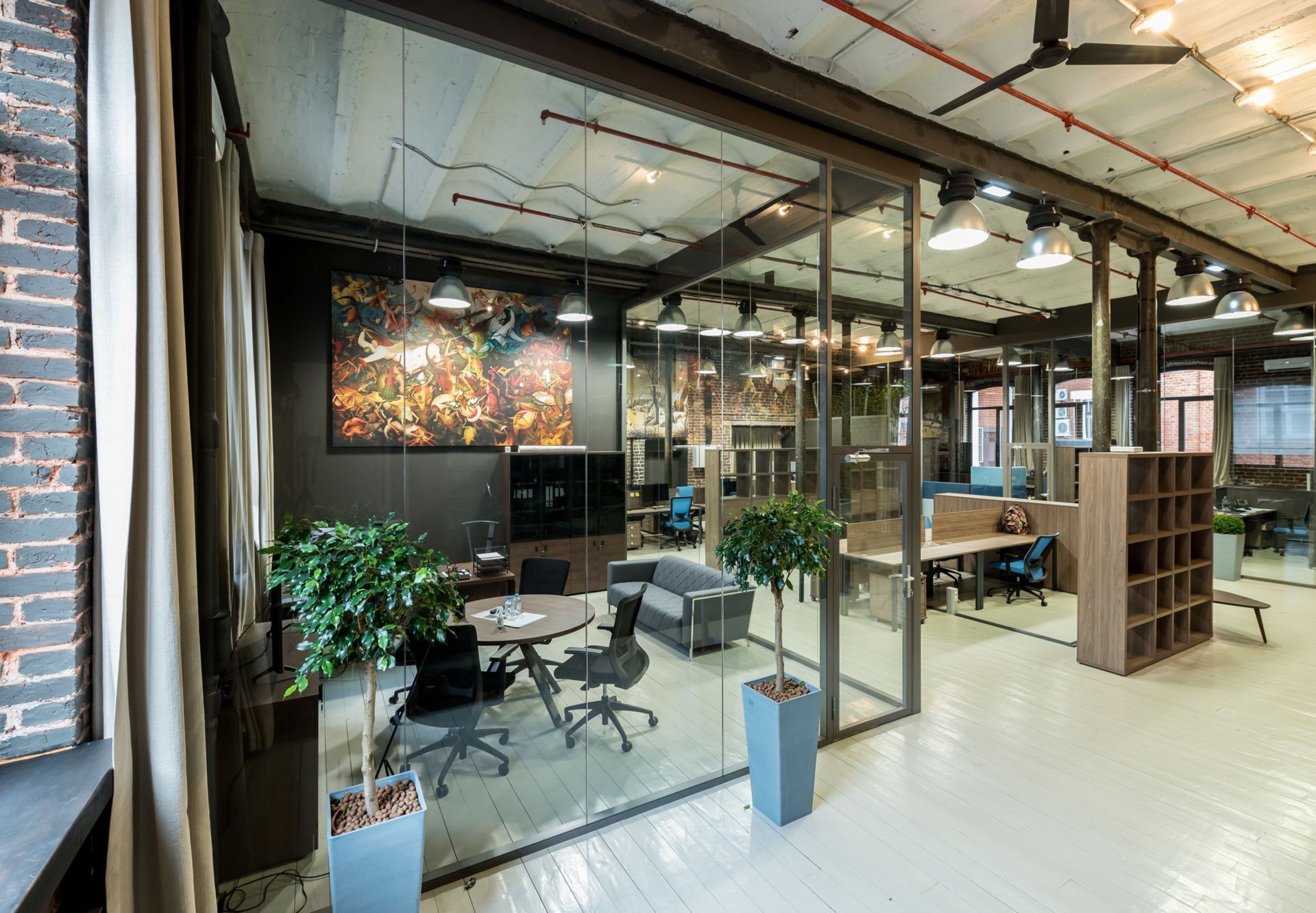 Рабочая зона за стеклянными перегородками в лофт?офисе