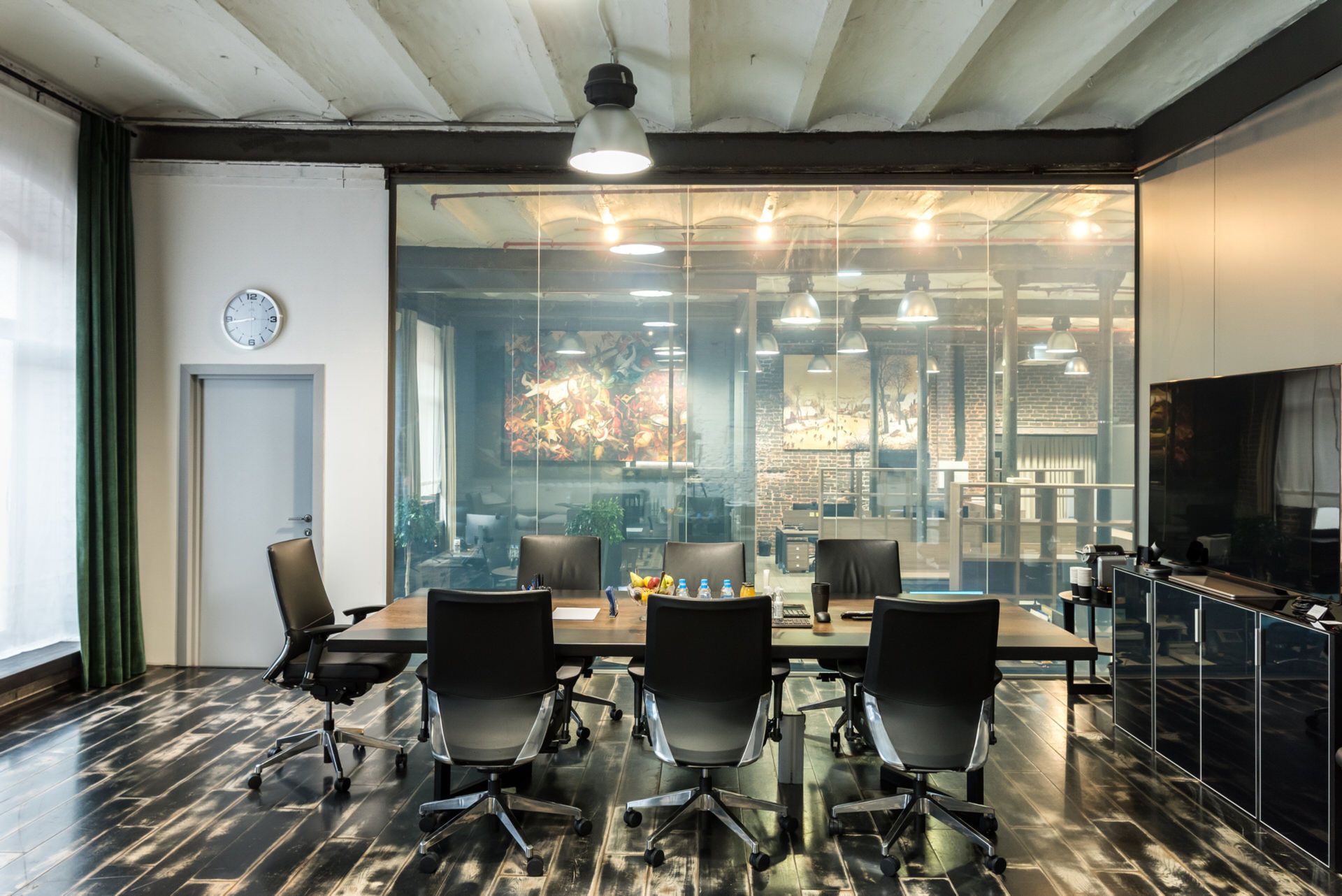 Ресепшен и стеклянная стена кабинета