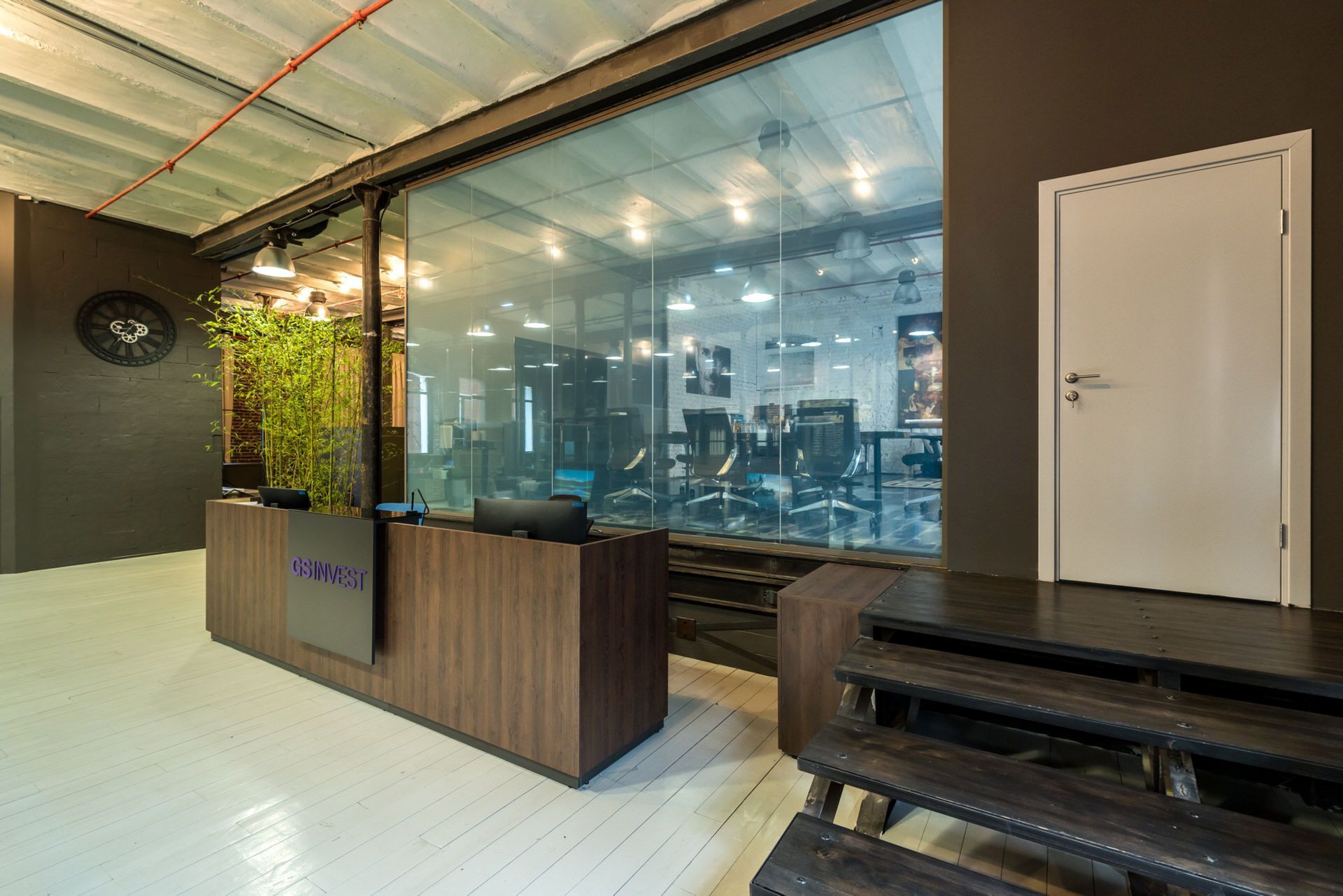 Стеклянные перегородки в офисе лофт с кирпичными стенами, общий вид