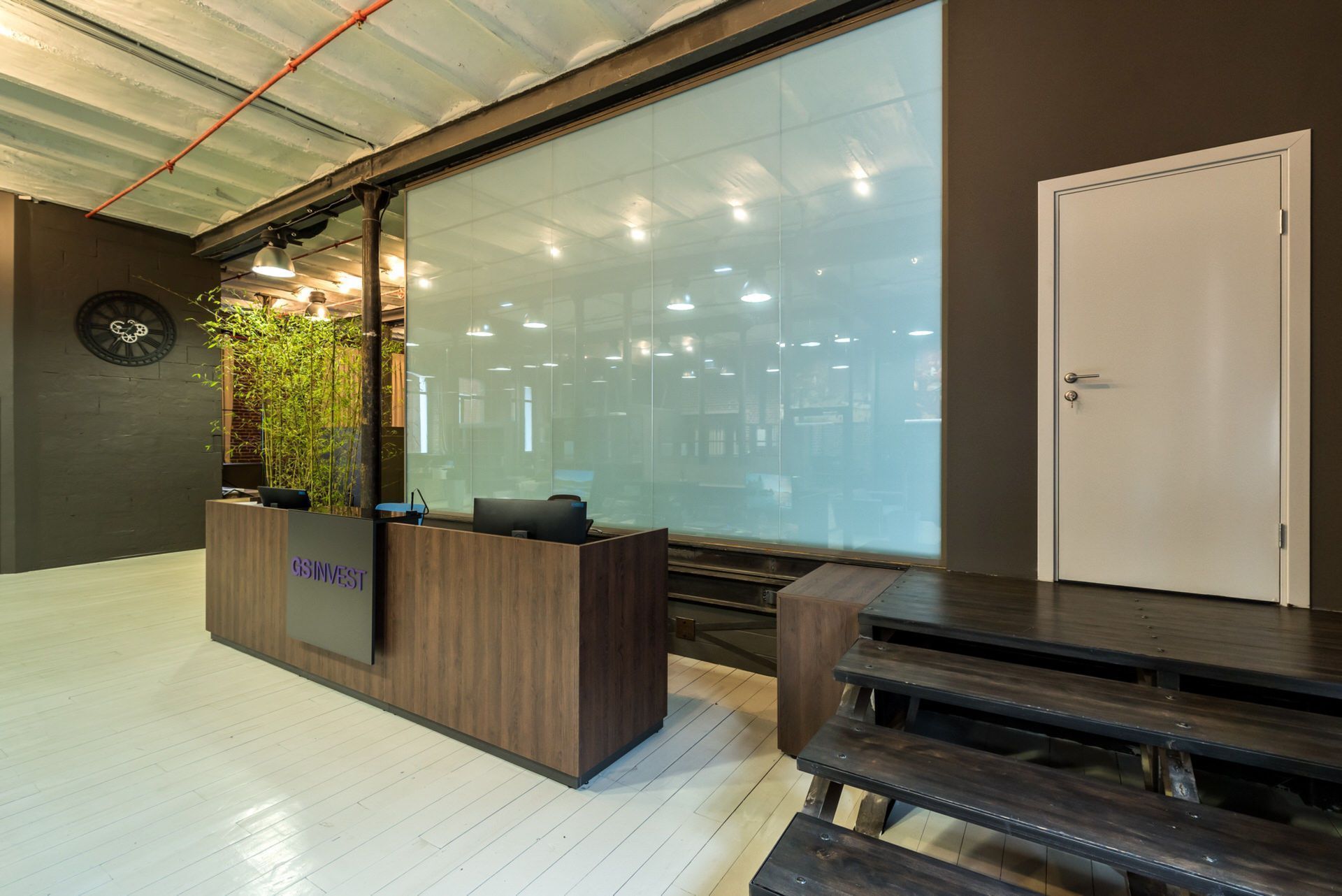 Входная группа с витражной перегородкой и дверью