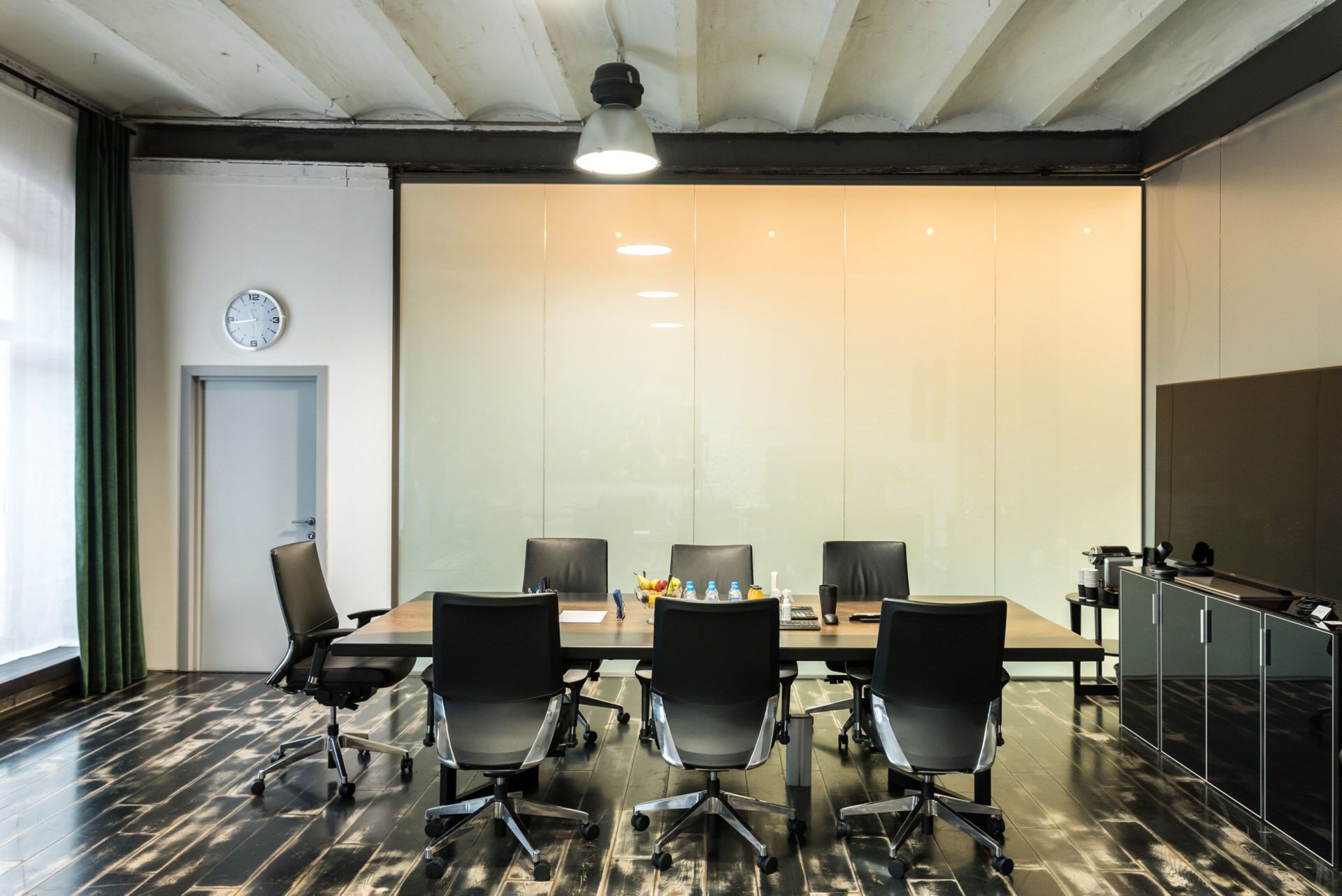 Зона переговоров за стеклом: стол и кресла