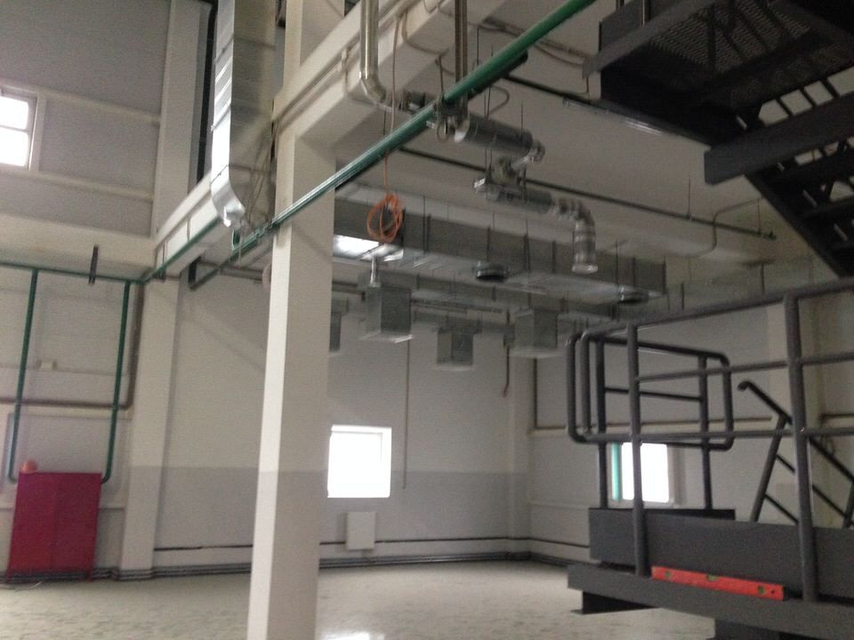 Инженерные коммуникации под потолком