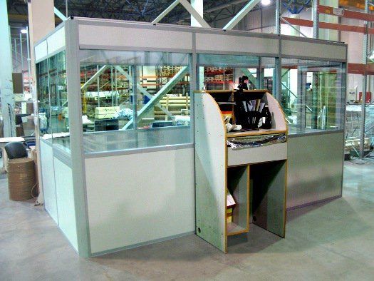 Кабина оператора на производстве из стеклянных перегородок и глухих панелей — проект «РосЕвроПласт»