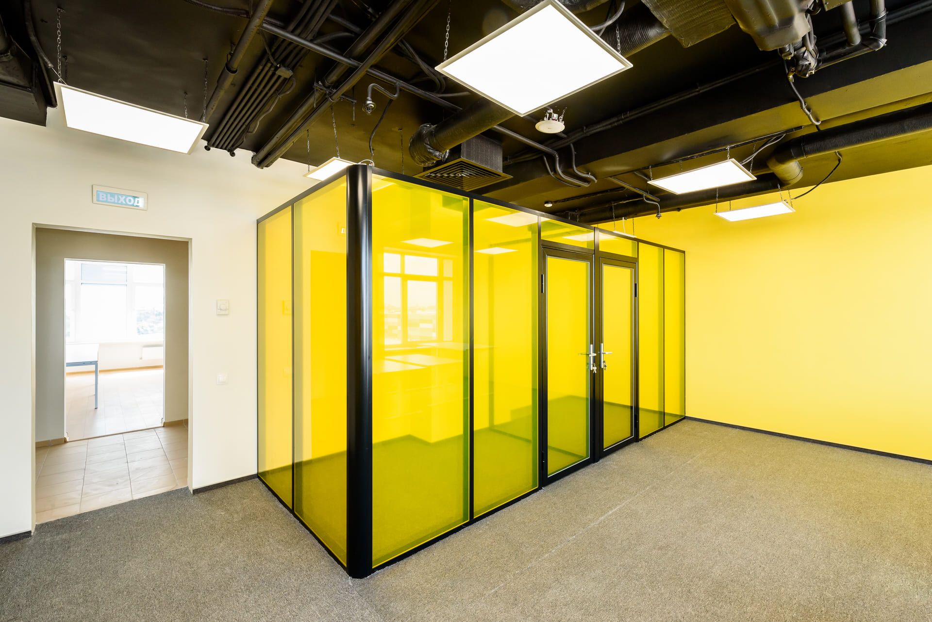 Кабинет из желтого стекла с двустворчатой дверью в черном профиле