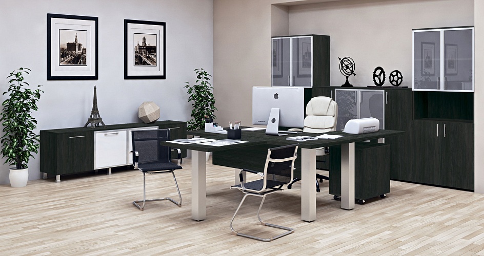 Кабинет руководителя: стол и шкафы в темном цвете