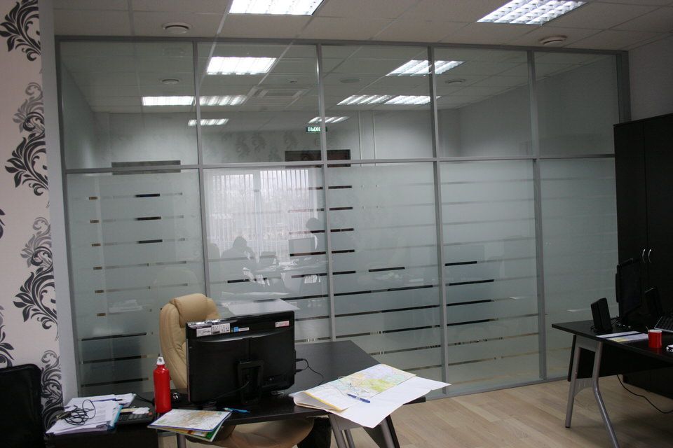 Перегородка стекло/профиль в переговорной комнате