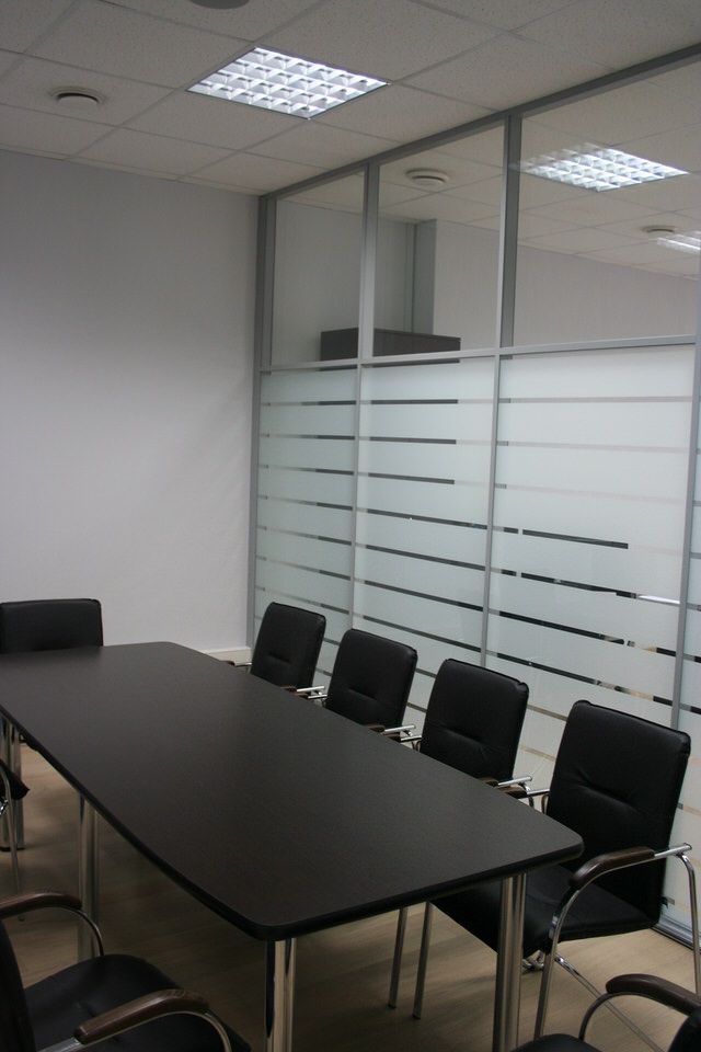 Стеклянная стена переговорной с горизонтальной матировкой