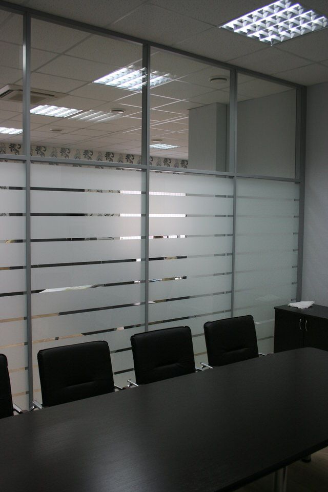 Переговорная комната со стеклянной перегородкой и матовыми полосами