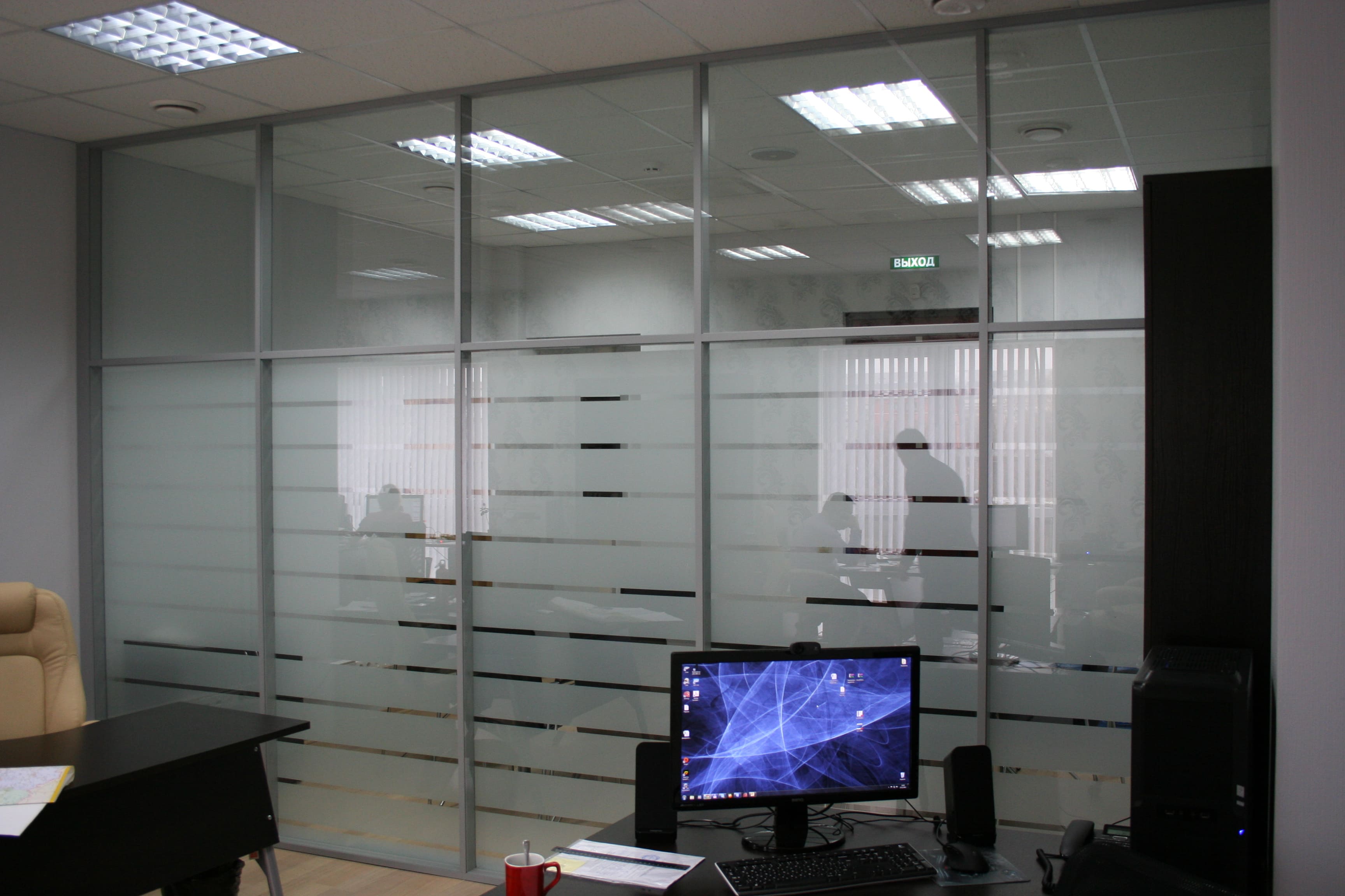 Зал совещаний с остеклённой перегородкой