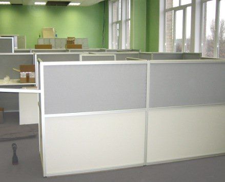 Низкие перегородки с матовым заполнением в open space