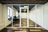 Стационарная каркасная стеклянная перегородка в офисном помещении