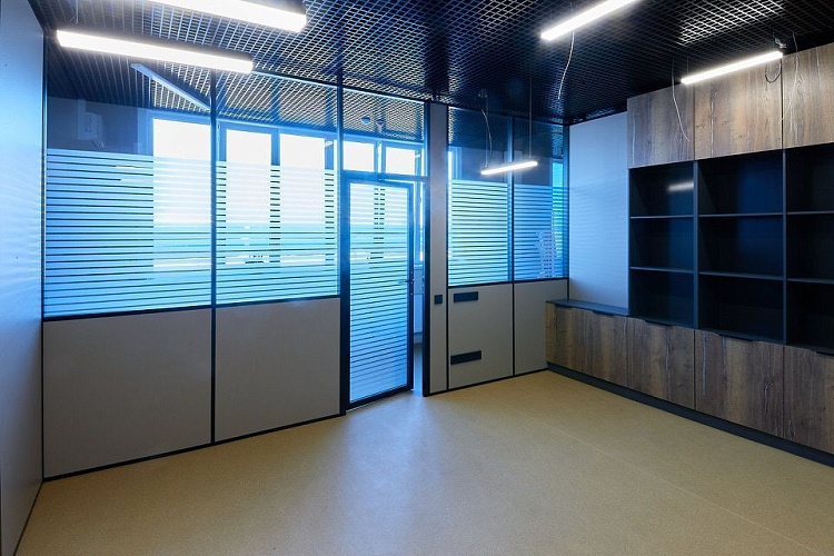 Комбинированная перегородка со стеклом и глухими панелями для зонирования офиса