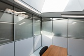 Комбинированная перегородка со стеклом и глухими панелями для зонирования офиса