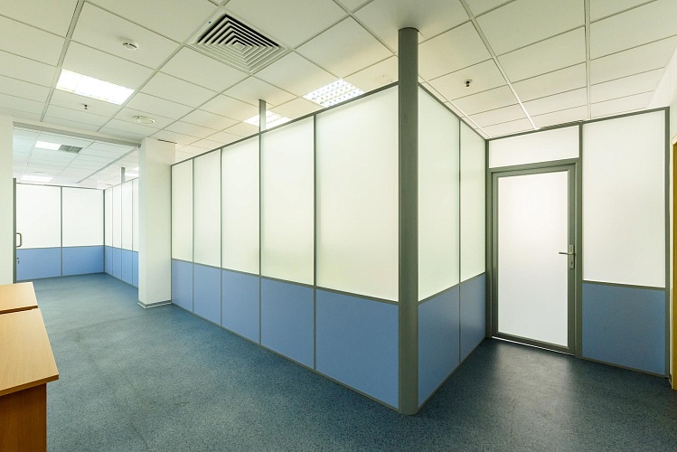 Комбинированная перегородка со стеклом и глухими панелями для зонирования офиса