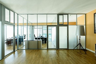 Офисная перегородка из стекла с глухими вставками