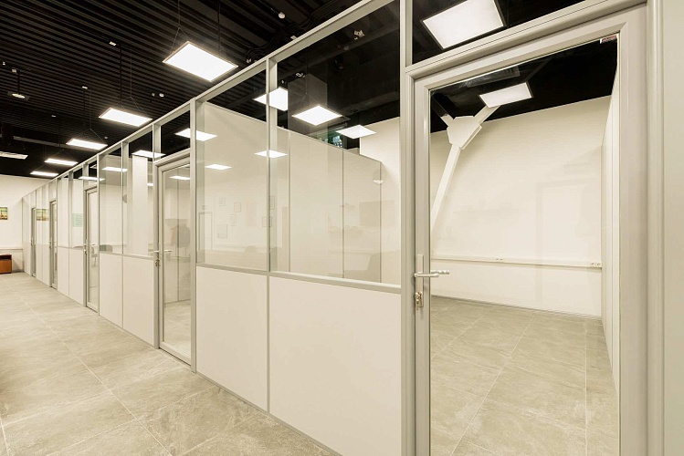 Стационарная комбинированная офисная перегородка в офисном помещении