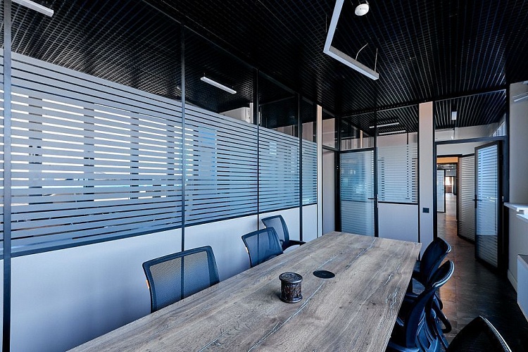 Комбинированная перегородка для зонирования коридора и холла в офисе