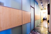Комбинированная перегородка для зонирования коридора и холла в офисе