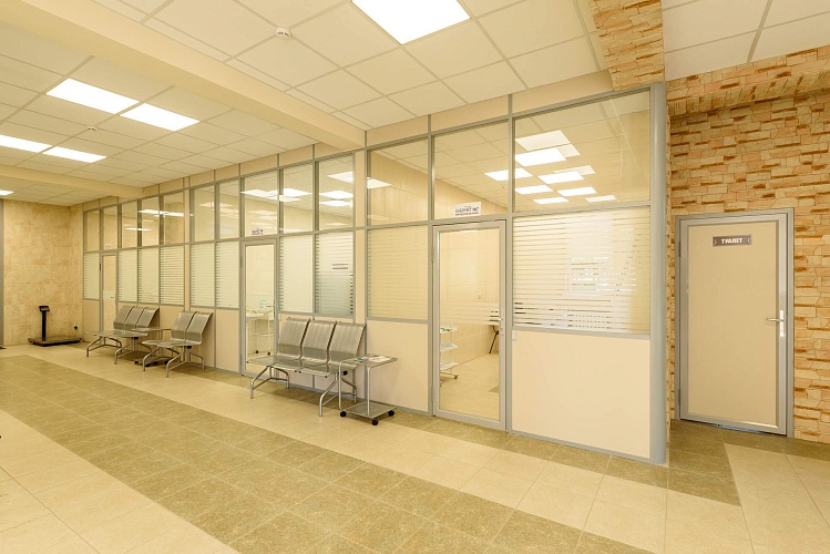 Комбинированная перегородка для зонирования коридора и холла в офисе