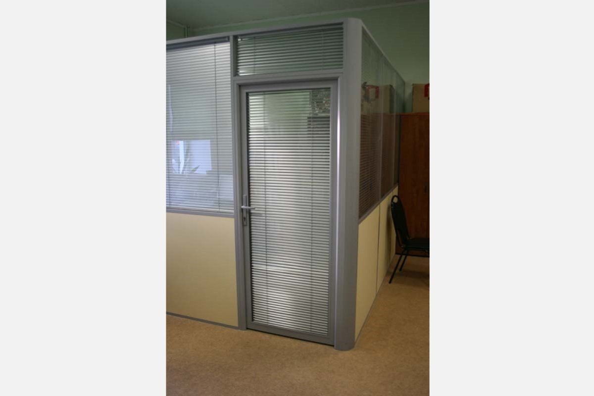 Комбинированная перегородка с жалюзи и дверью