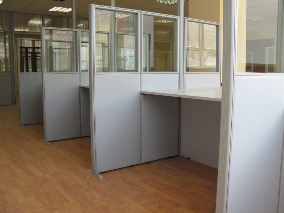Комбинированные мобильные перегородки ЛДСП и стекло — перегородки со встроенной столешницей в проекте «ПромСити»