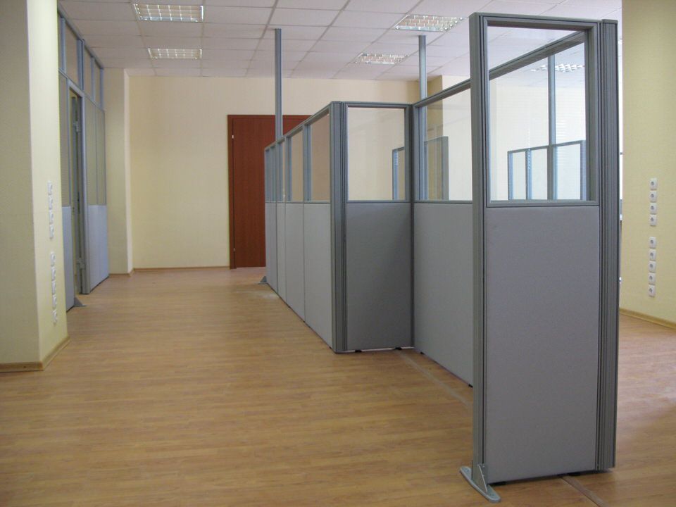 Комбинированные мобильные перегородки ЛДСП и стекло — перегородки вдоль коридора в проекте «ПромСити»