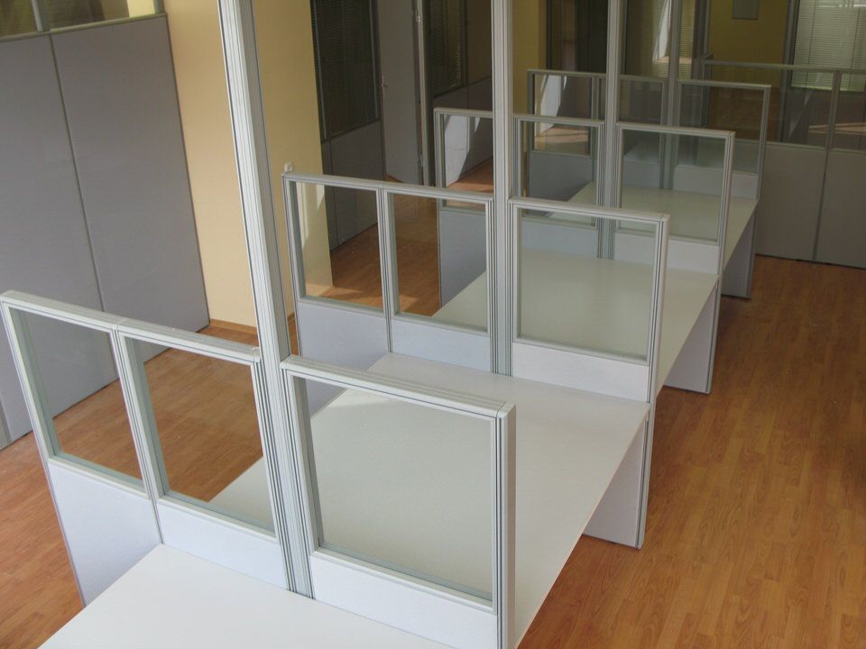 Комбинированные мобильные перегородки ЛДСП и стекло — рабочие места со столешницами в проекте «ПромСити»