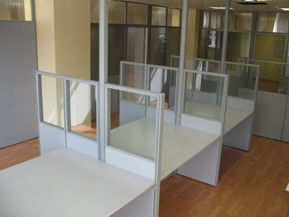 Комбинированные мобильные перегородки ЛДСП и стекло — рабочие места в open space в проекте «ПромСити»