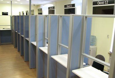 Комбинированные мобильные перегородки ЛДСП и стекло — ряд рабочих мест операторов в проекте «Визовый центр Франции»