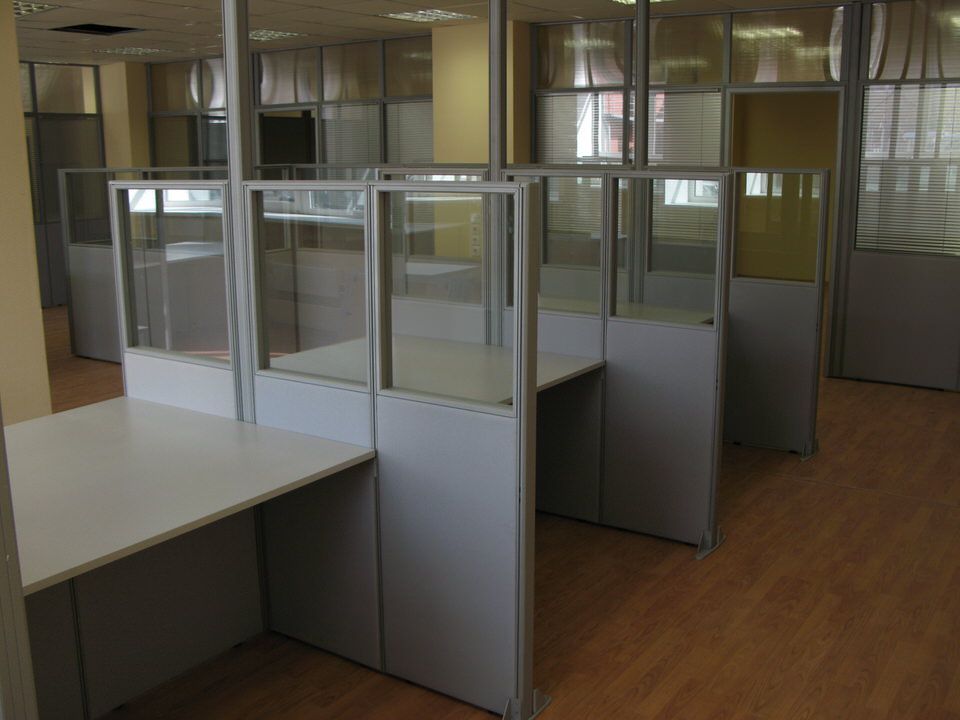 Комбинированные мобильные перегородки ЛДСП и стекло — ряд рабочих мест в проекте «ПромСити»