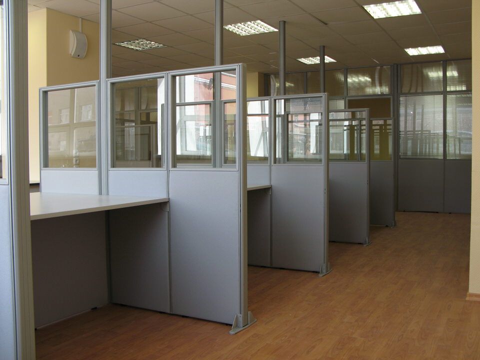 Комбинированные мобильные перегородки ЛДСП и стекло — зонирование рабочего пространства в проекте «ПромСити»