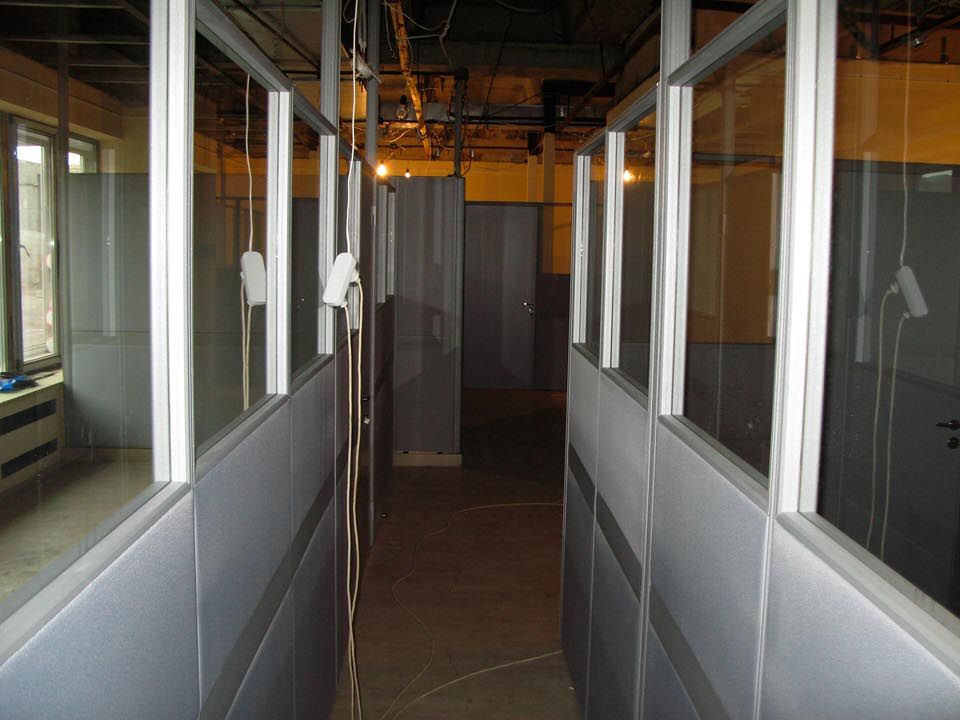 Комбинированные мобильные перегородки — проход между кабинетами в проекте «Первый канал»