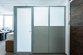 Секции комбинированных мобильных перегородок с матовым заполнением для офиса