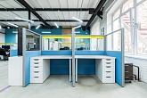 Комбинированные мобильные перегородки, синие рабочие места на два сотрудника