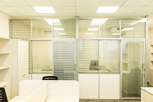 Комбинированные офисные перегородки — первый ракурс