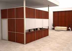 Офисные перегородки с деревянными панелями и световыми окнами — пример