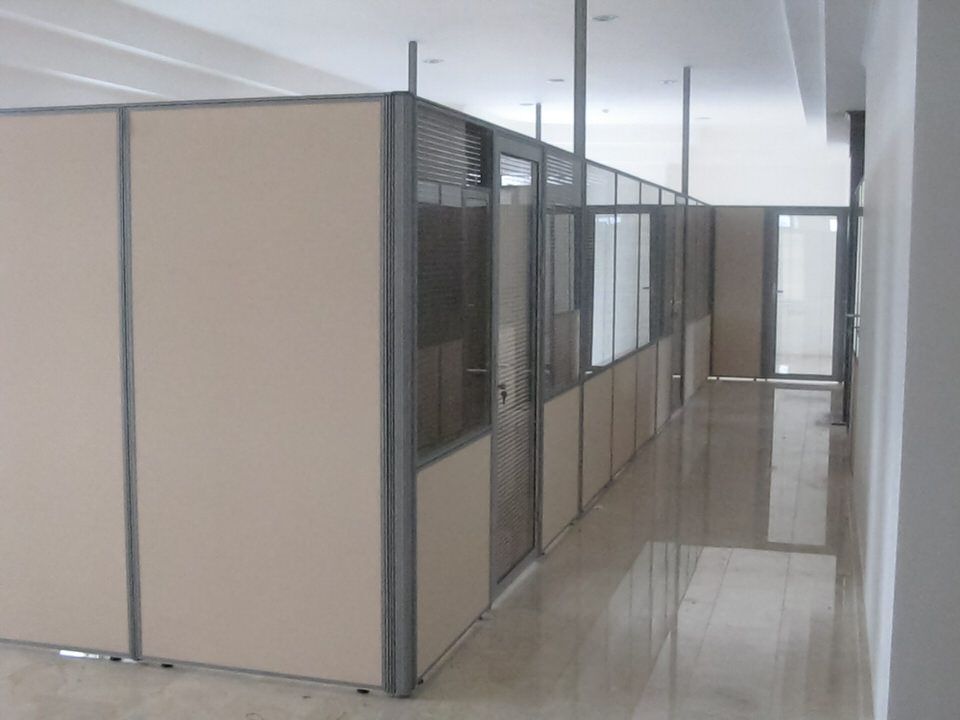 Комбинированные перегородки с жалюзи в стекле и глухими панелями