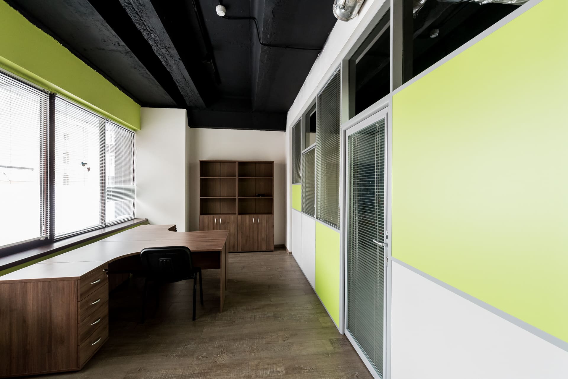 Комбинированные офисные перегородки: кабинет с комбинированными перегородками и стеклом с жалюзи. Проект «Талгос».