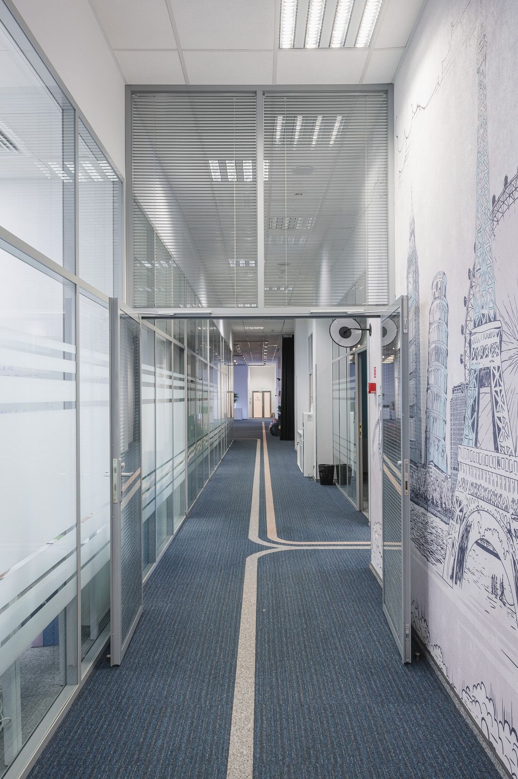 Коридор с дверями и жалюзи