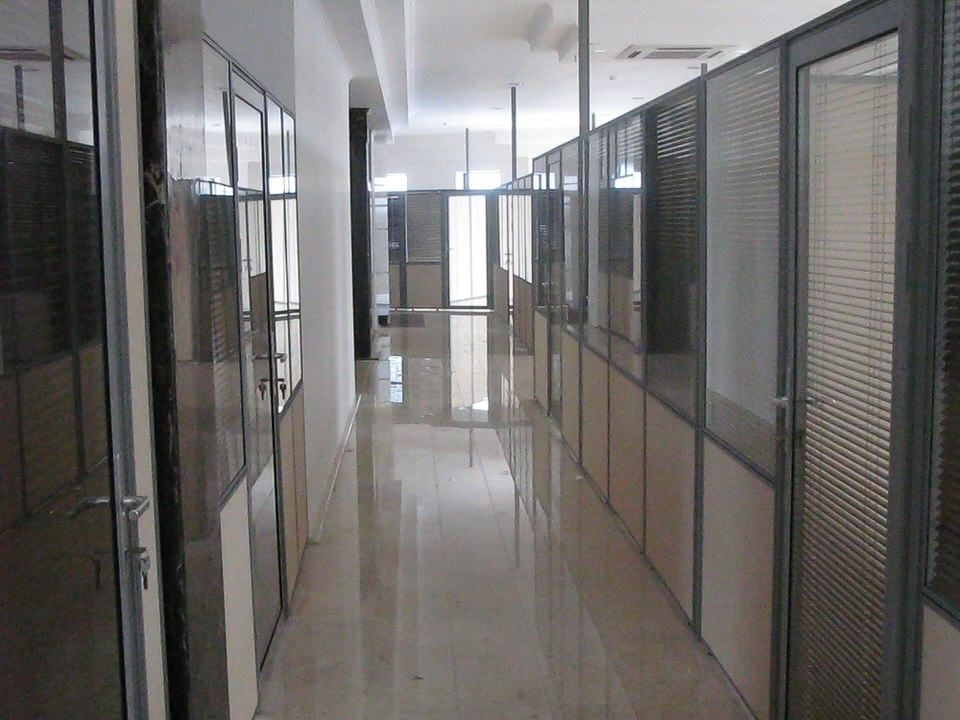 Коридор с комбинированными офисными перегородками и глухими панелями