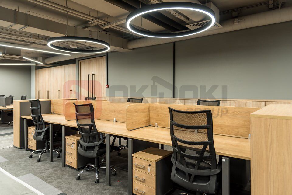 Коридор с офисными перегородками