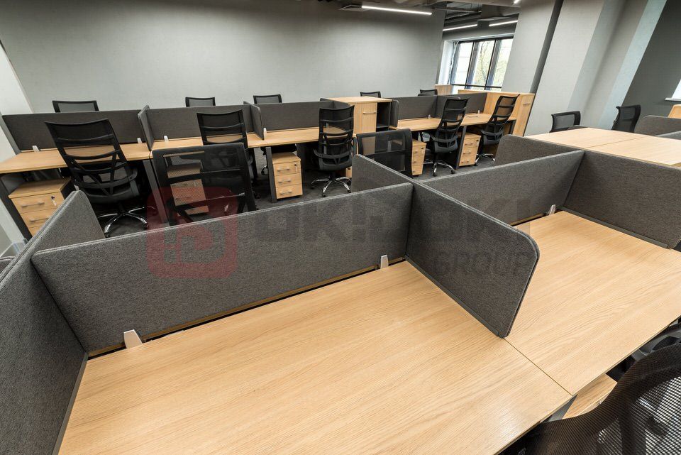 Линейка кабинетов с дверями в едином стиле