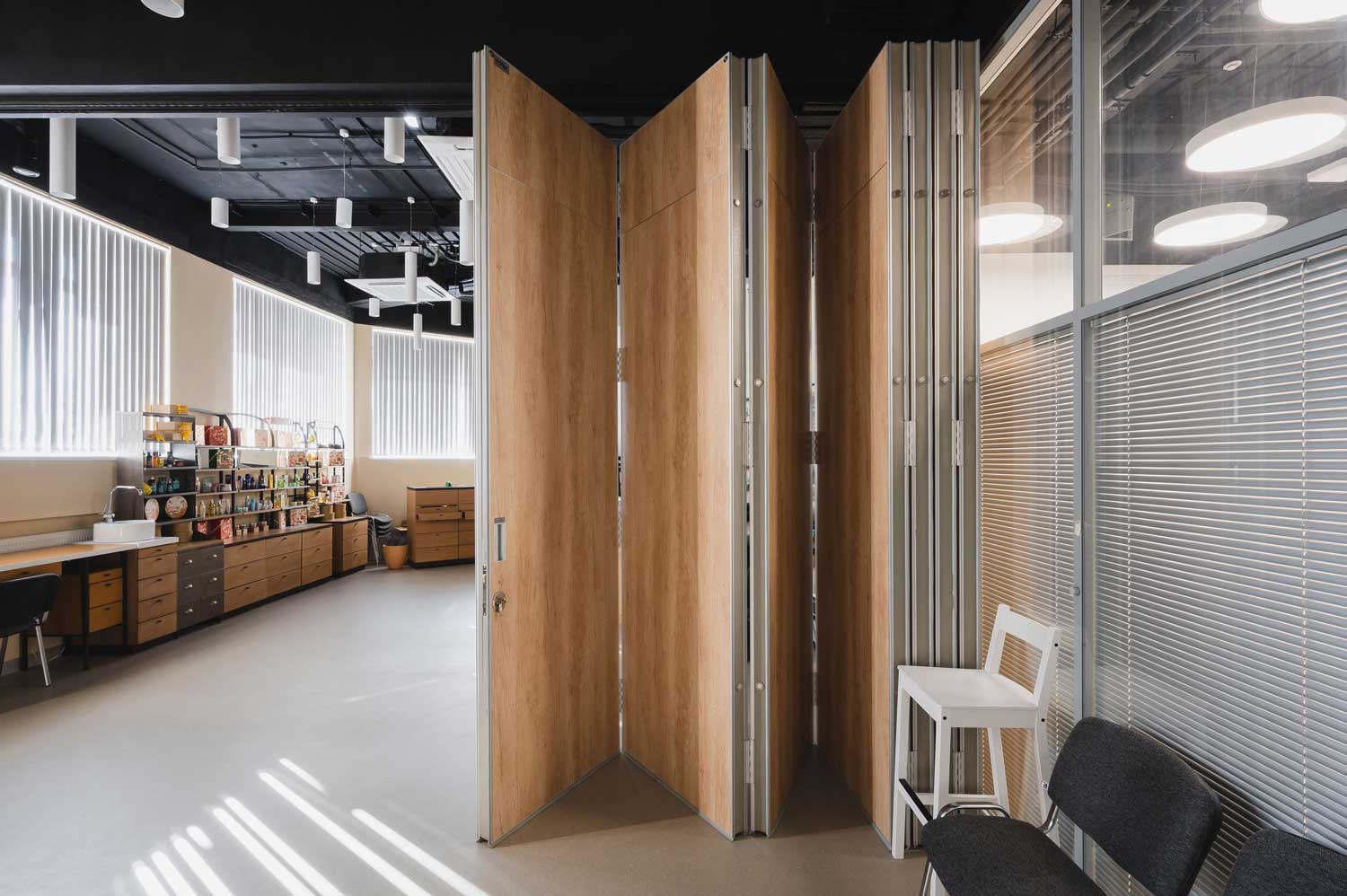 Перегородка в стиле лофт из стекла в черном профиле